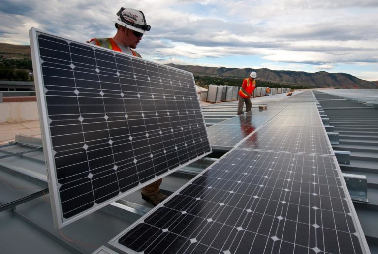 W jaki sposób panele fotowoltaiczne generują oszczędności na energii