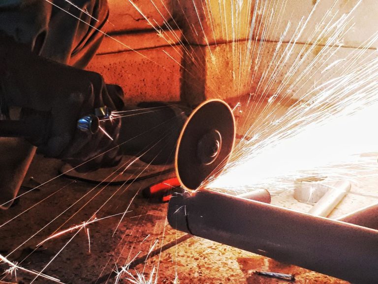 Który hydraulik pracuje w nocy?