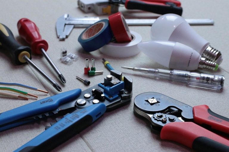 Na jakich warunkach można uzyskać pracę elektryka?