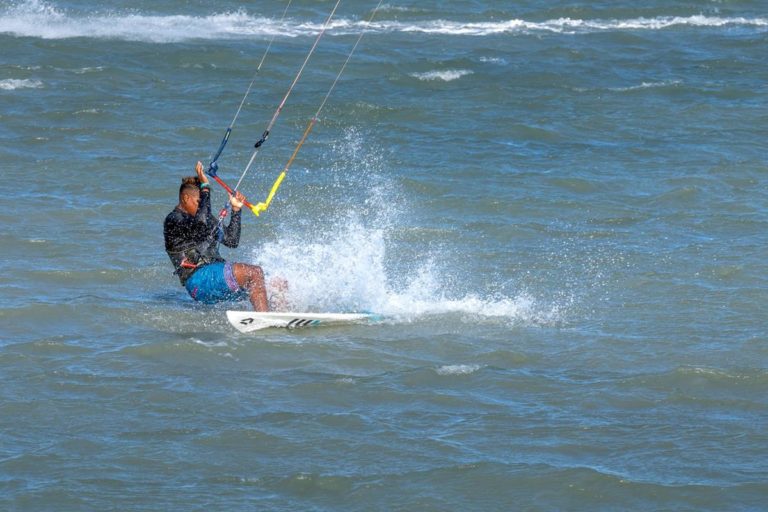 Gdzie znajdziemy szkoły kitesurfingu?