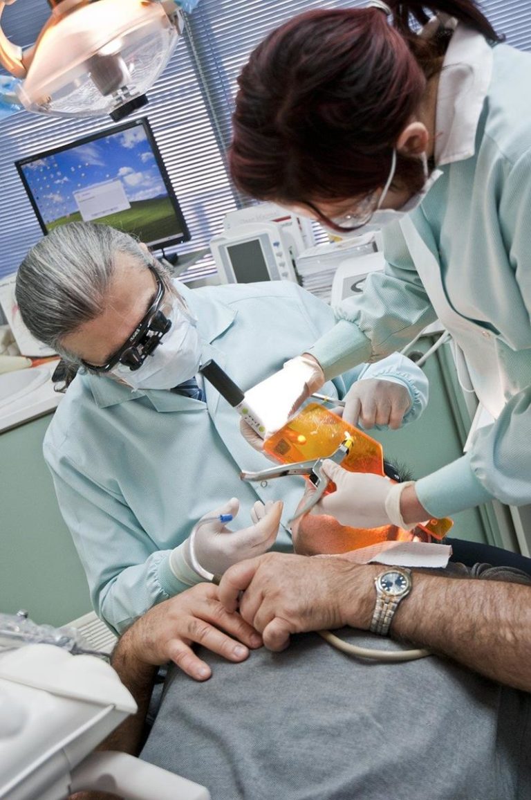 Invisalign – dlaczego warto wybrać niewidoczne aparaty na zęby?