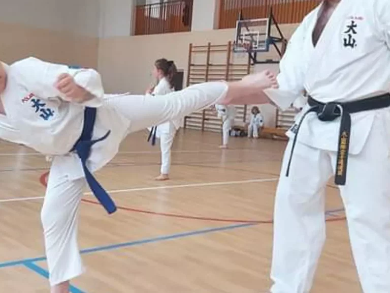 Kickboxing dla młodzieży – jak zbudować formę, pewność siebie i odporność na stres w okresie dojrzewania?